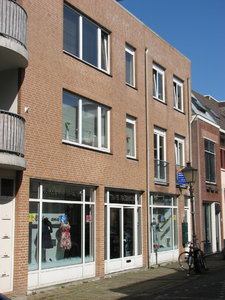 820929 Gezicht op de voorgevel van het pand Lange Koestraat 39 (Chinese kledingwinkel Better and Best ) te Utrecht.